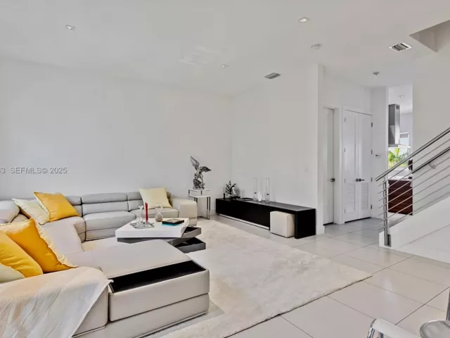 Дом в аренду по адресу 9187 NW 33th St - фото 6858901