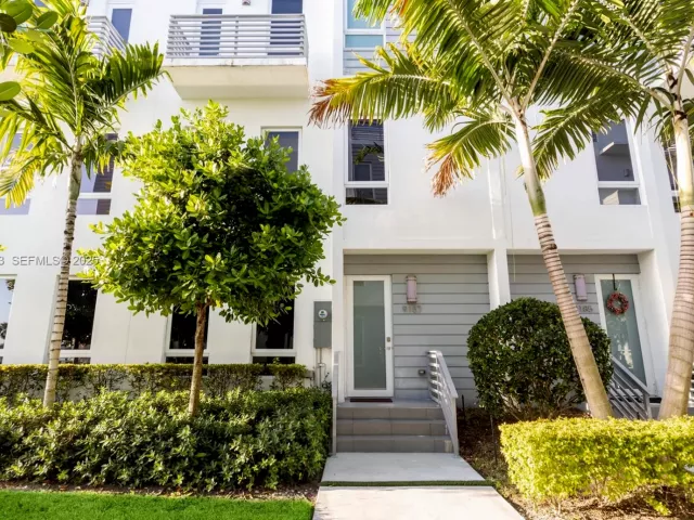 Дом в аренду по адресу 9187 NW 33th St - фото 6858905