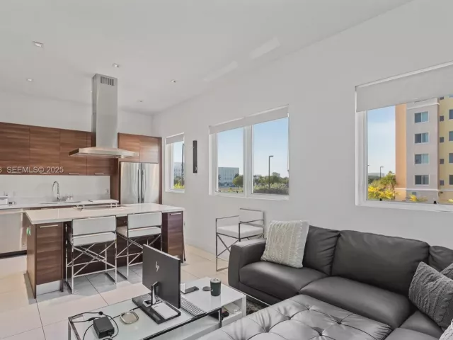 Дом в аренду по адресу 9187 NW 33th St - фото 6858892