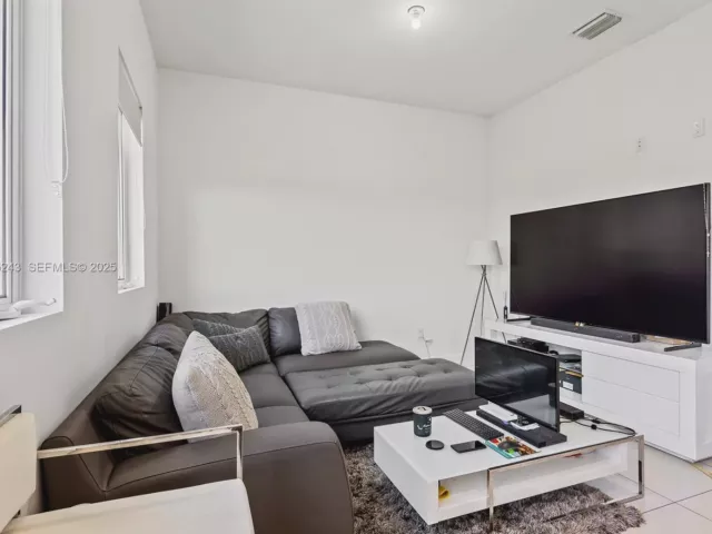 Дом в аренду по адресу 9187 NW 33th St - фото 6858893