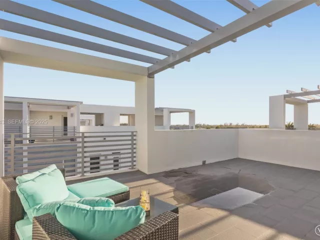 Дом в аренду по адресу 9187 NW 33th St - фото 6858888