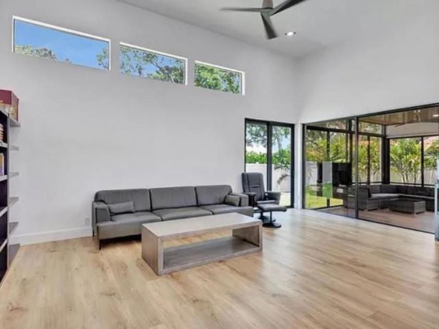 Дом в аренду по адресу 2299 NW 55th Street - фото 6860228