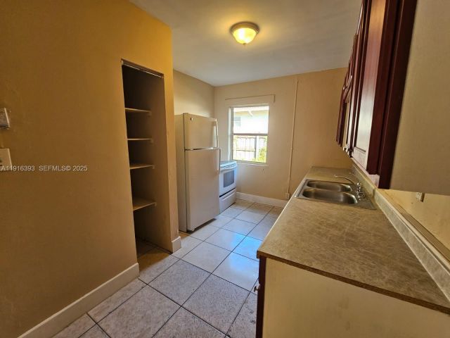 Продажа дома по адресу 2712 NW 14th St - фото 7453449