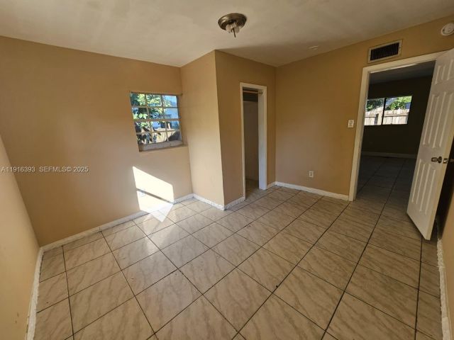 Продажа дома по адресу 2712 NW 14th St - фото 7453455