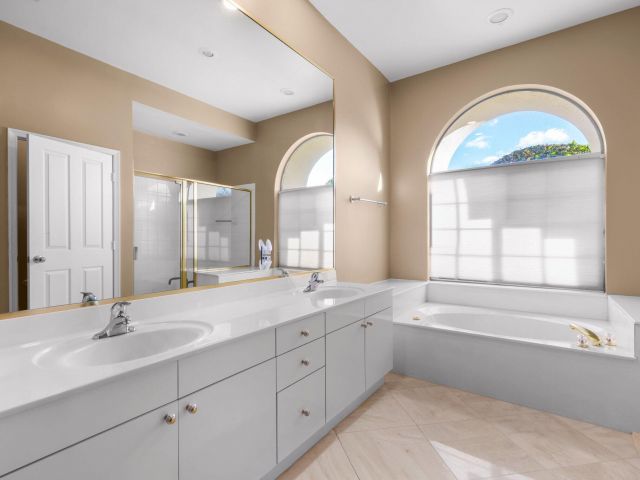 Продажа дома по адресу 2595 NW 53rd Street - фото 6861234