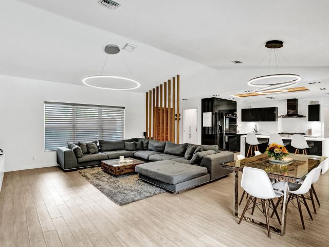 Продажа дома по адресу 809 SE 13th Court - фото 6889172