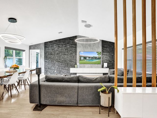 Продажа дома по адресу 809 SE 13th Court - фото 6889173