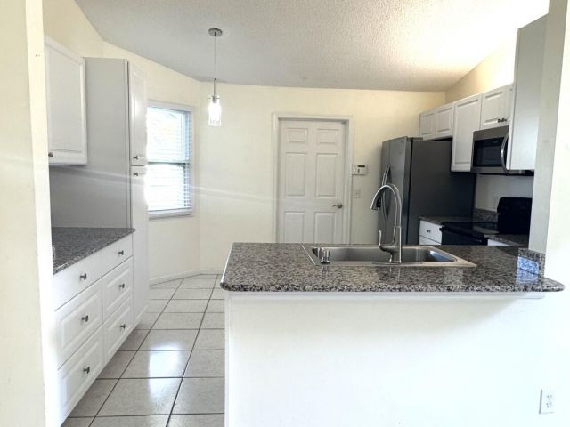 Дом в аренду по адресу 5149 El Claro Circle - фото 6862847