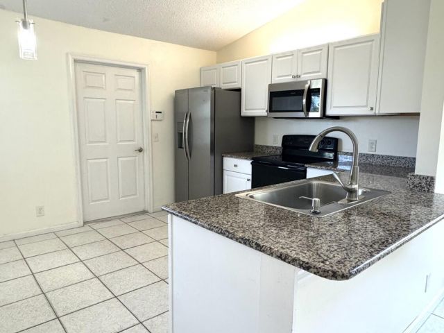 Дом в аренду по адресу 5149 El Claro Circle - фото 6862851