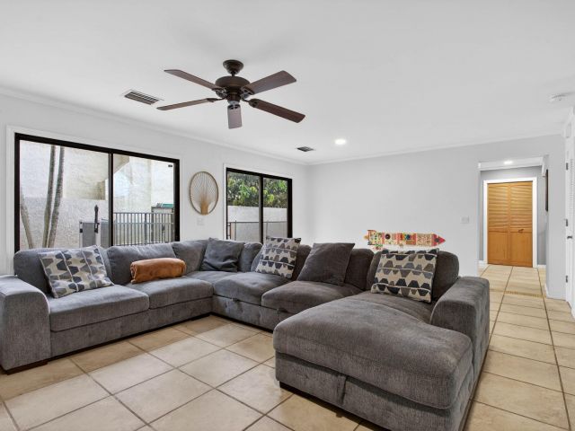 Продажа дома по адресу 4154 NW 6th Court - фото 6864866