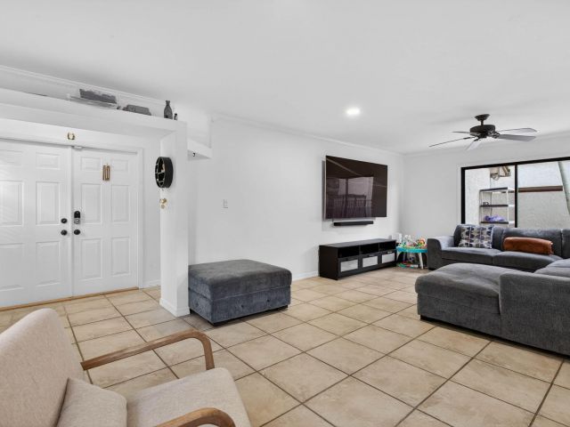 Продажа дома по адресу 4154 NW 6th Court - фото 6864867