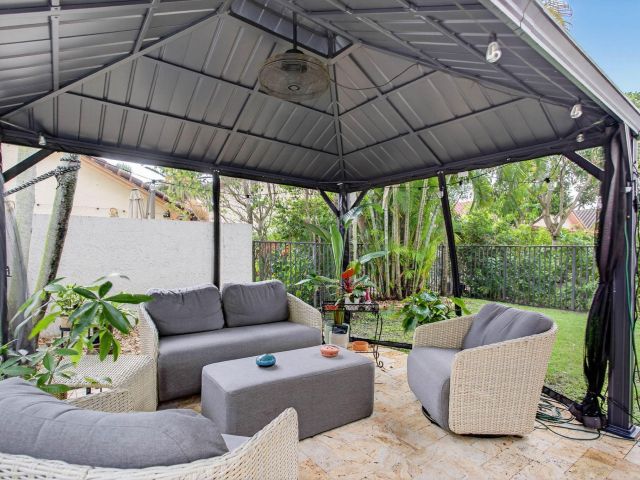 Продажа дома по адресу 4154 NW 6th Court - фото 6864870