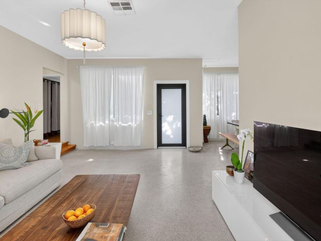 Продажа дома по адресу 215 N Seacrest Circle - фото 6879530