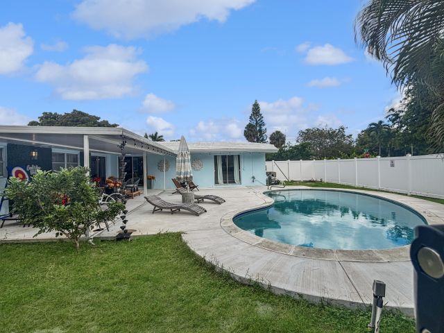 Дом в аренду по адресу 100 SW 17th Street - фото 6865222