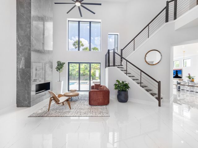 Продажа дома по адресу 2740 NW 69th Street - фото 6865001