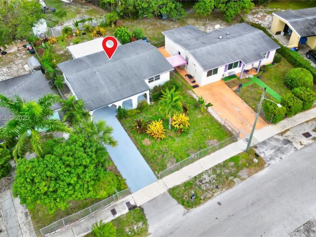 Продажа дома по адресу 1035 NW 11th Ct - фото 7434812