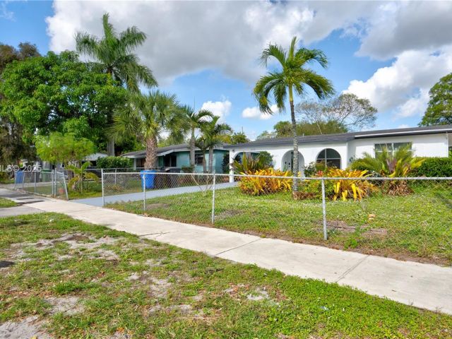 Продажа дома по адресу 1035 NW 11th Ct - фото 7434814