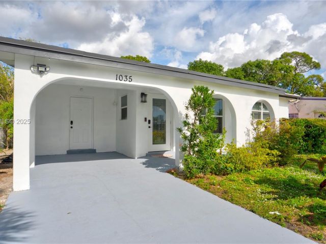 Продажа дома по адресу 1035 NW 11th Ct - фото 7434816