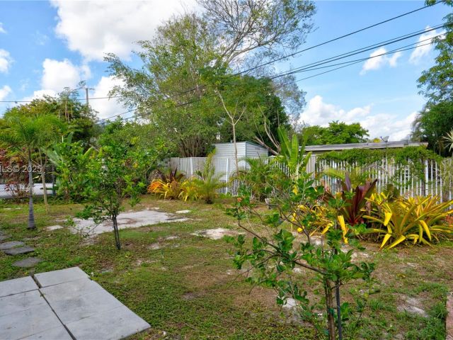 Продажа дома по адресу 1035 NW 11th Ct - фото 7434817