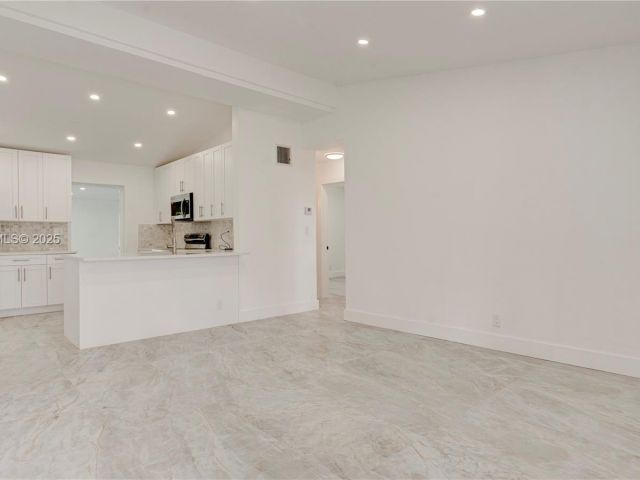 Продажа дома по адресу 1035 NW 11th Ct - фото 7434819