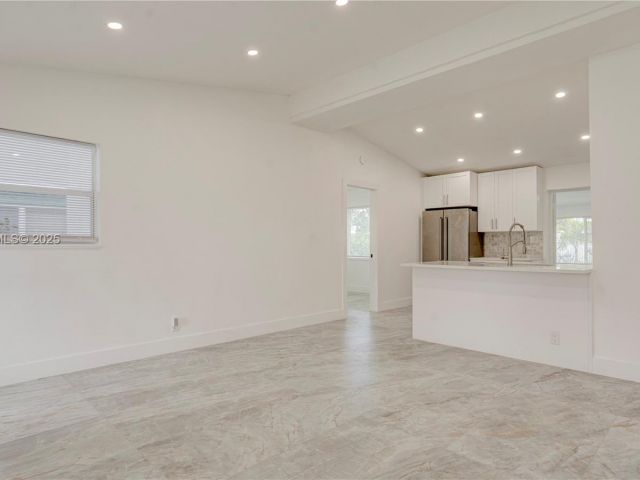 Продажа дома по адресу 1035 NW 11th Ct - фото 7434820