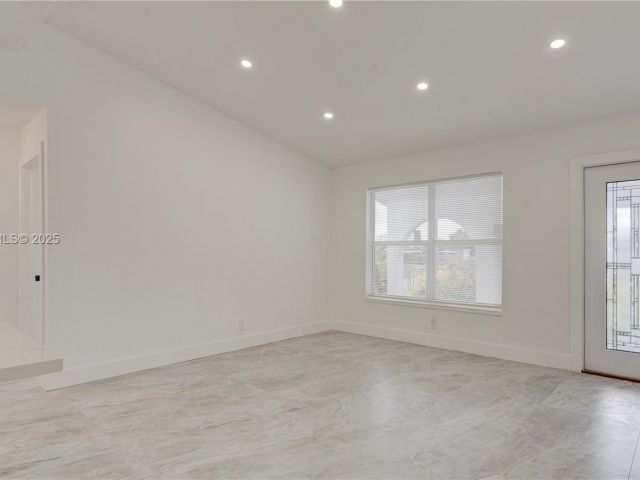 Продажа дома по адресу 1035 NW 11th Ct - фото 7434822