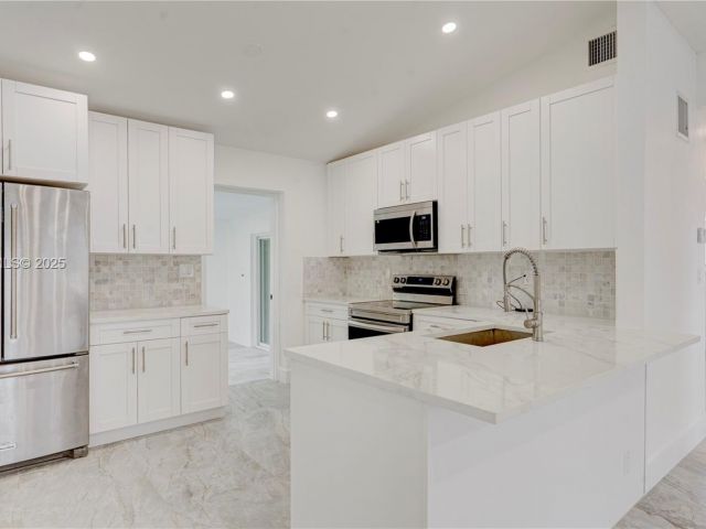 Продажа дома по адресу 1035 NW 11th Ct - фото 7434823