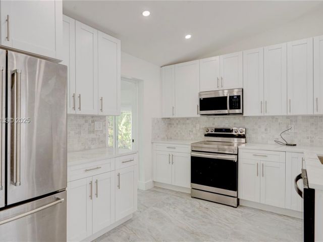 Продажа дома по адресу 1035 NW 11th Ct - фото 7434824