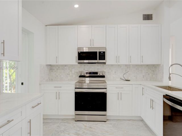 Продажа дома по адресу 1035 NW 11th Ct - фото 7434825