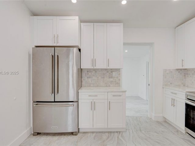 Продажа дома по адресу 1035 NW 11th Ct - фото 7434826