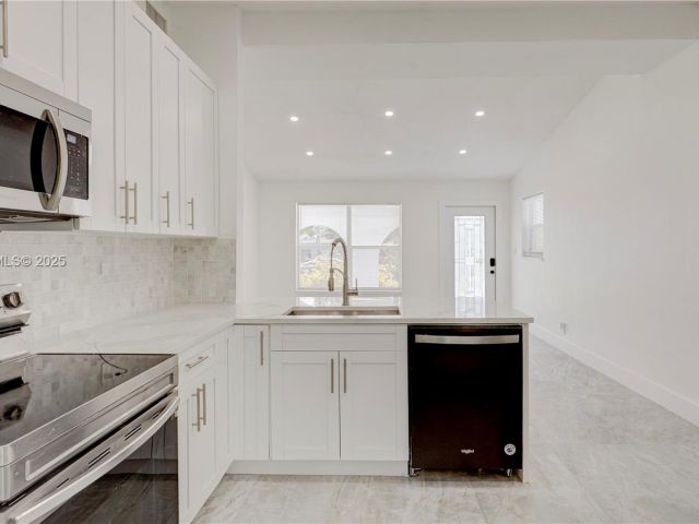 Продажа дома по адресу 1035 NW 11th Ct - фото 7434827