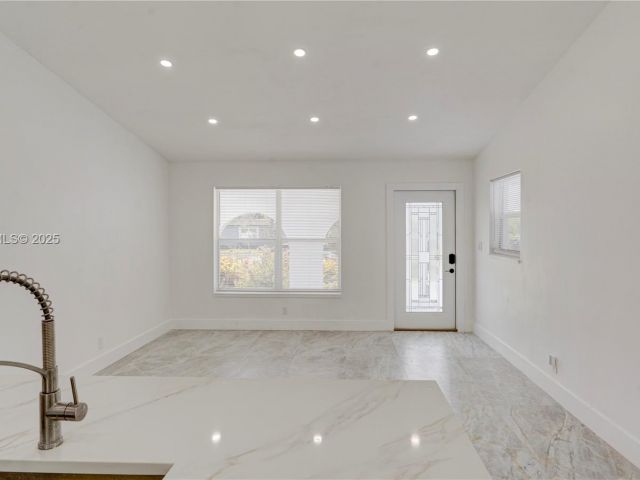 Продажа дома по адресу 1035 NW 11th Ct - фото 7434828