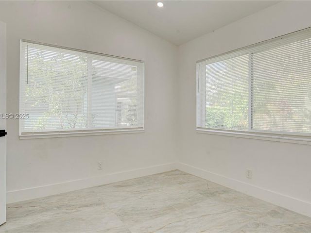 Продажа дома по адресу 1035 NW 11th Ct - фото 7434829