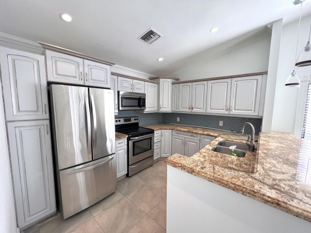 Продажа дома по адресу 21013 Country Creek Drive - фото 6895193