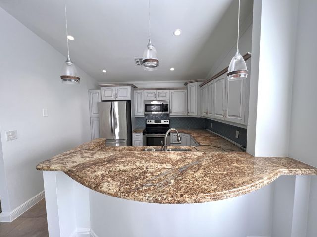 Продажа дома по адресу 21013 Country Creek Drive - фото 6895194