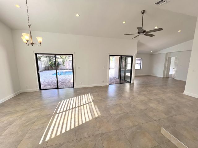 Продажа дома по адресу 21013 Country Creek Drive - фото 6895198