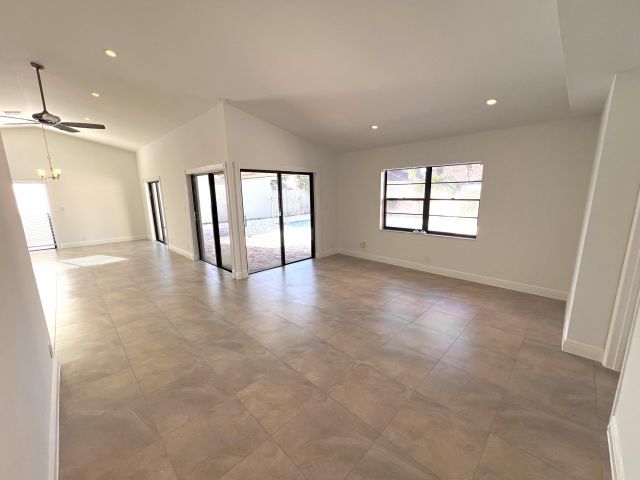 Продажа дома по адресу 21013 Country Creek Drive - фото 6895200