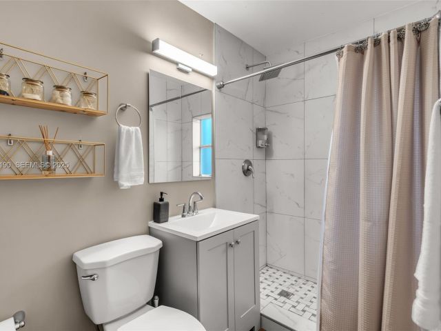 Продажа дома по адресу 1100 NW 7th Ave - фото 6863637