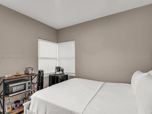 Продажа дома по адресу 1100 NW 7th Ave - фото 6863638