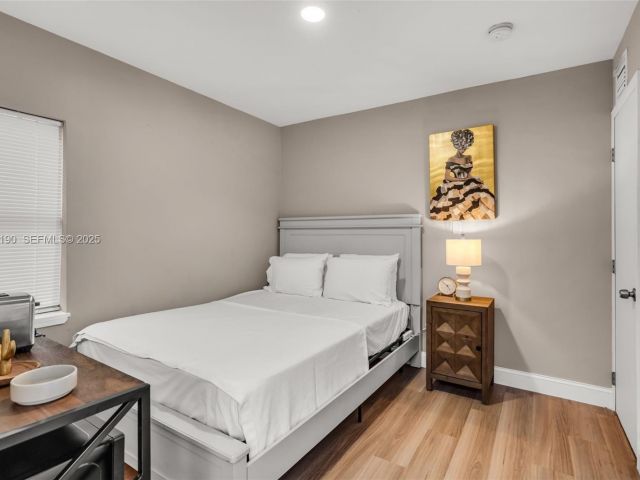 Продажа дома по адресу 1100 NW 7th Ave - фото 6863639