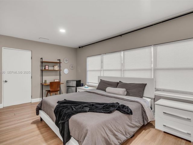 Продажа дома по адресу 1100 NW 7th Ave - фото 6863642