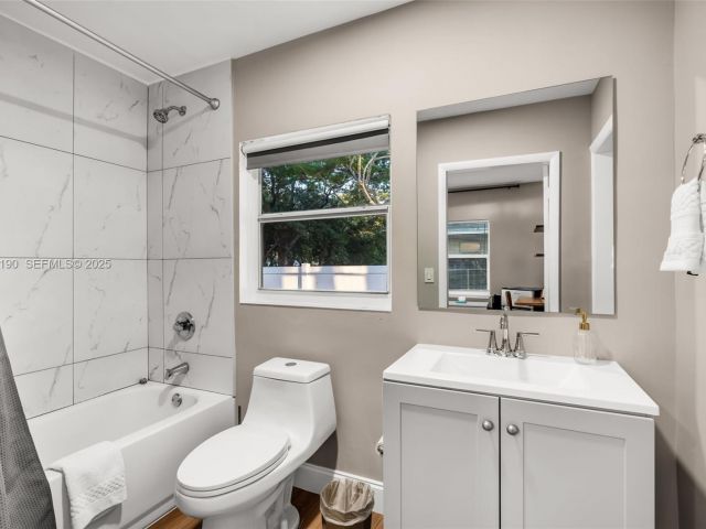 Продажа дома по адресу 1100 NW 7th Ave - фото 6863644