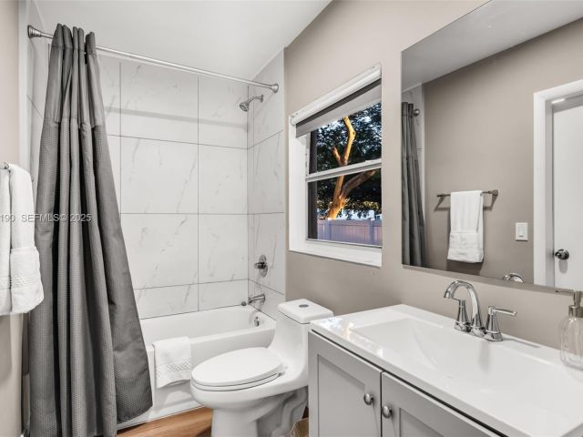 Продажа дома по адресу 1100 NW 7th Ave - фото 6863645