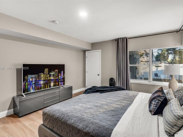 Продажа дома по адресу 1100 NW 7th Ave - фото 6863646