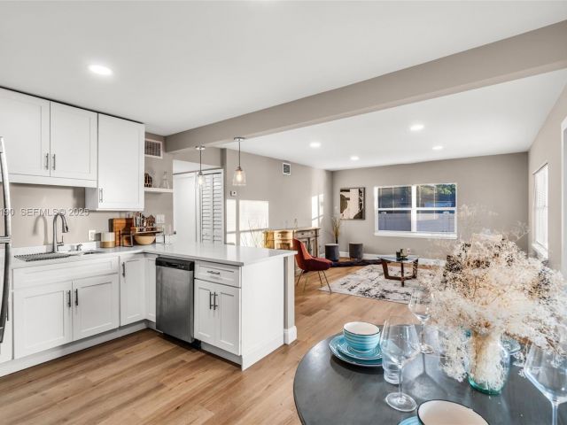 Продажа дома по адресу 1100 NW 7th Ave - фото 6863647