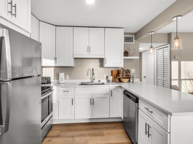 Продажа дома по адресу 1100 NW 7th Ave - фото 6863648