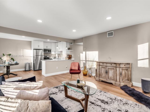 Продажа дома по адресу 1100 NW 7th Ave - фото 6863651