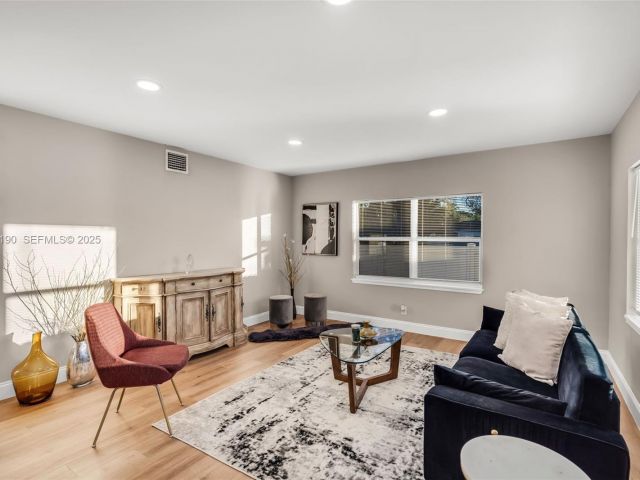 Продажа дома по адресу 1100 NW 7th Ave - фото 6863652