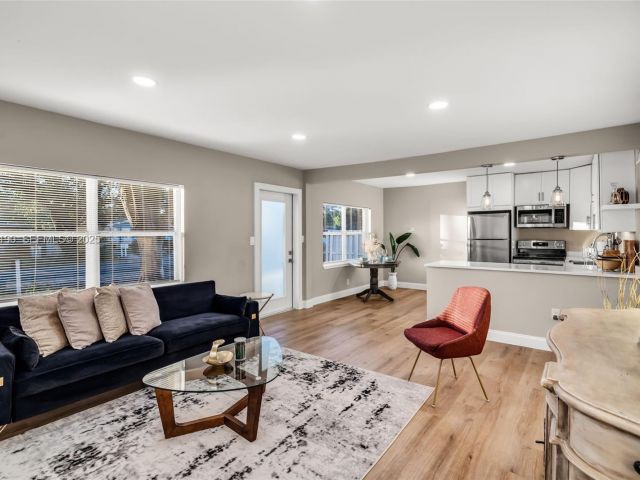 Продажа дома по адресу 1100 NW 7th Ave - фото 6863653