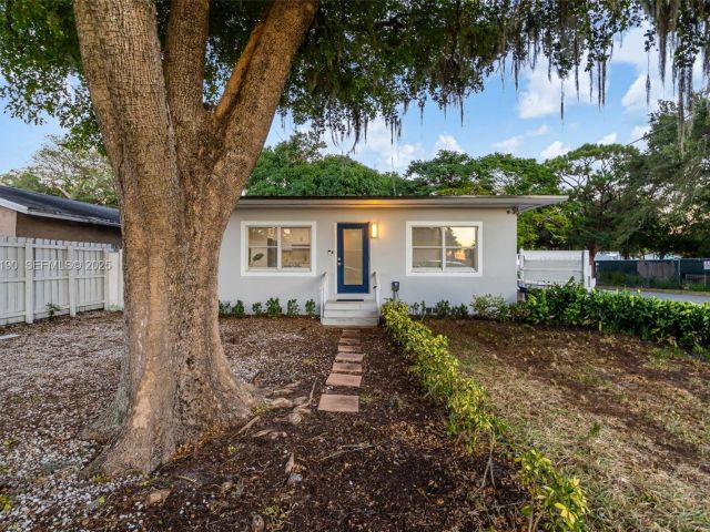 Продажа дома по адресу 1100 NW 7th Ave - фото 6863656